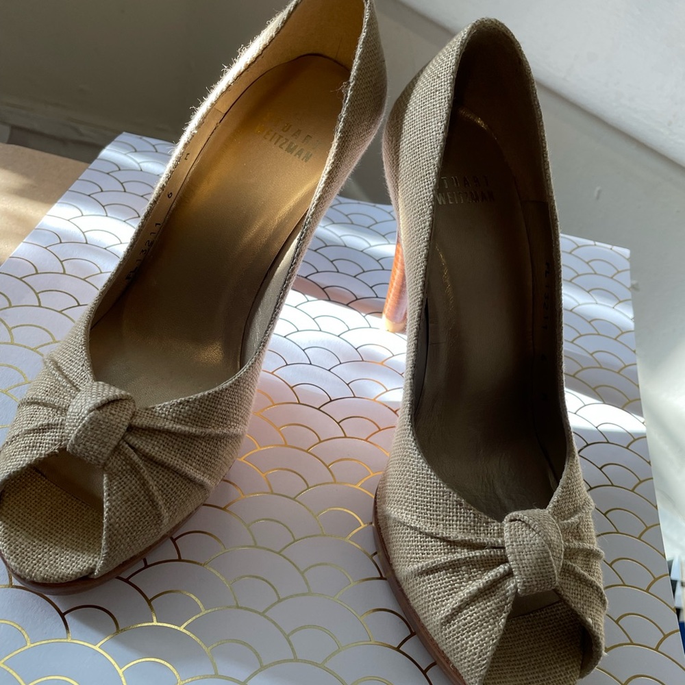 Beautiful Like-new Stuart Weitzman Peep toe linen heels